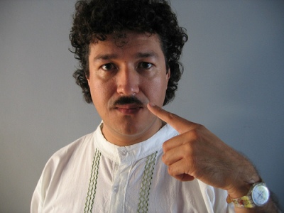 Jorge se afeita el bigote Jorge se afeita el bigote