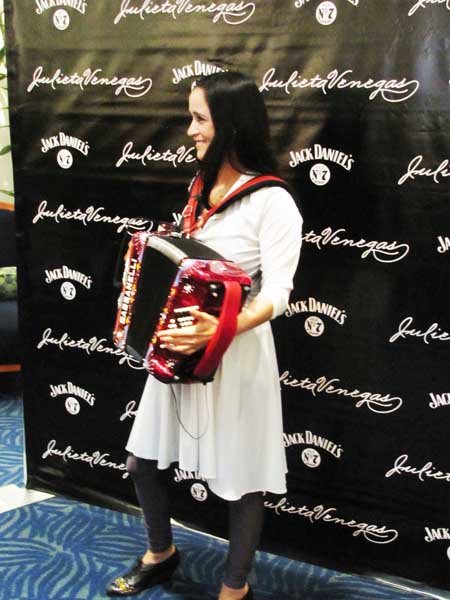 julieta_venegas_accordion