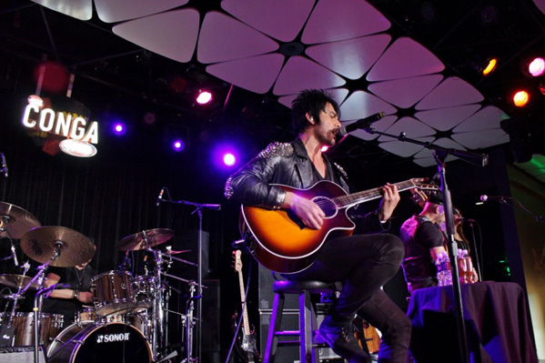 beto-cuevas-2012-latin-grammy-acoustic-conga-room-10