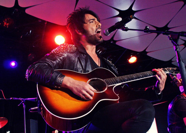 beto-cuevas-2012-latin-grammy-acoustic-conga-room-11