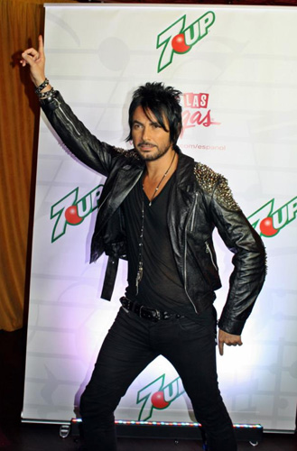 beto-cuevas-2012-latin-grammy-acoustic-conga-room-12