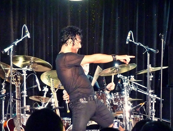 beto-cuevas-2012-latin-grammy-acoustic-conga-room-2