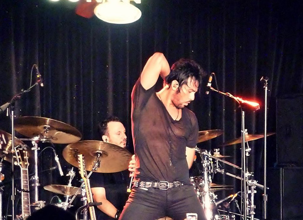 beto-cuevas-2012-latin-grammy-acoustic-conga-room-3