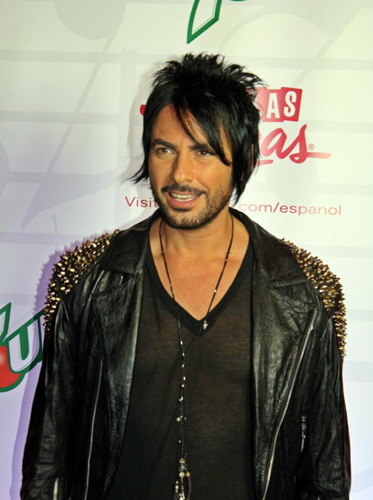 beto-cuevas-2012-latin-grammy-acoustic-conga-room-6