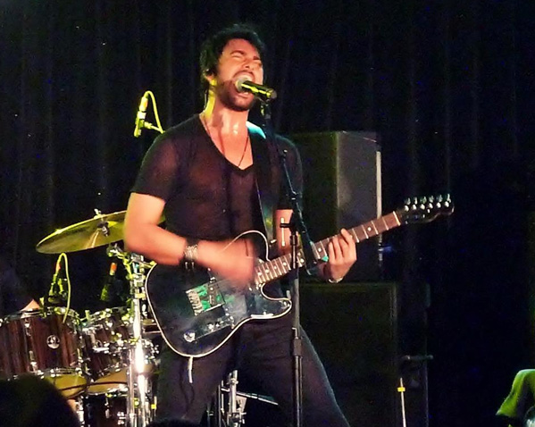 beto-cuevas-2012-latin-grammy-acoustic-conga-room-7