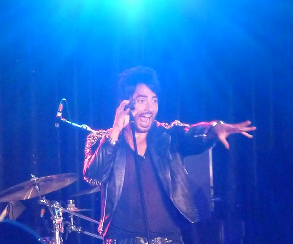 beto-cuevas-2012-latin-grammy-acoustic-conga-room-8