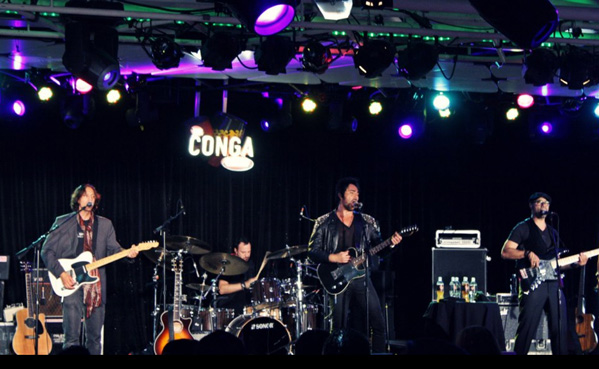 beto-cuevas-2012-latin-grammy-acoustic-conga-room-9