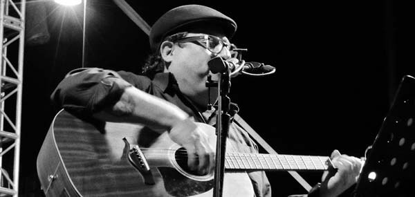 Armando Palomas at Club Los Globos