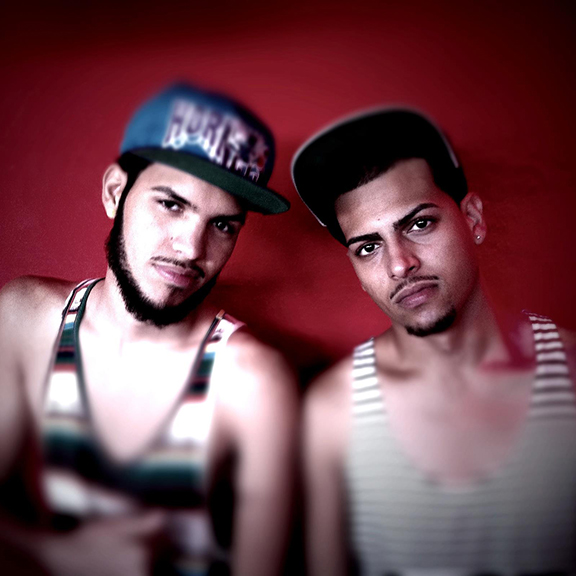 The Martinez Brothers Al Borde the-martinez-brothers-al-borde