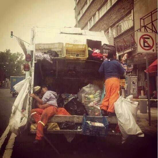 beso en la basura