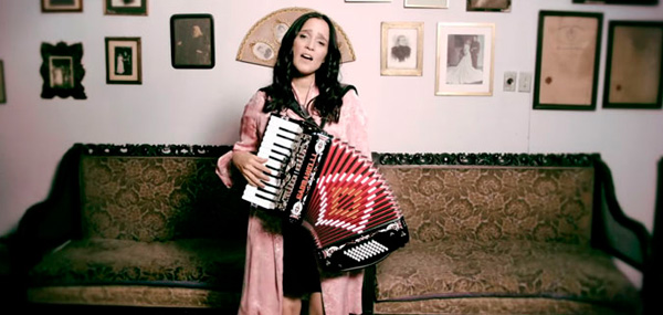 Julieta Venegas - Algo Sucede Album