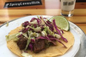 Taco picante con leche creado por Danny Trejo