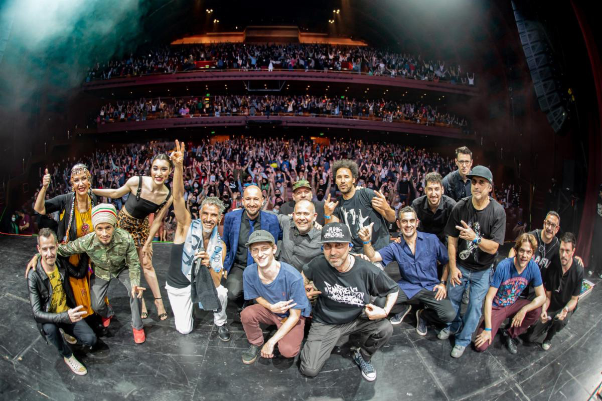 los cafres tomandose un selfie con su publico en un show